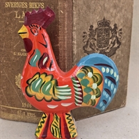 træhane-Dalerne-orangerød-festlig-bemaling-Nils-Olsson-Nusnäs-Dalahane-Sverige